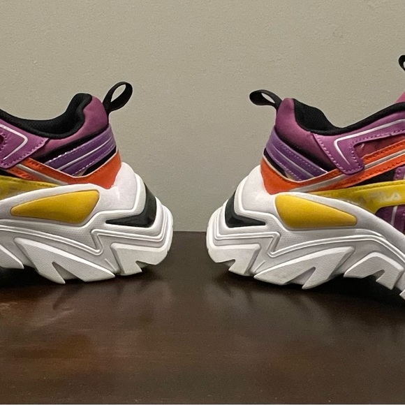 Women’s Fila’s size 8.5 - Picture 3 of 5